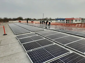 Large commercial flat-roof solar array